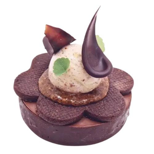 Crémeux chocolat Satilia 62%, mousse légère à la noisette, praliné noisette coulant, sablé noisette cacao, enrobage croquant chocolat.